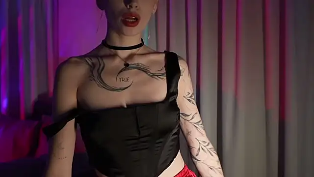 LinaaVelle online show from May 15, 2026, 12:52 am