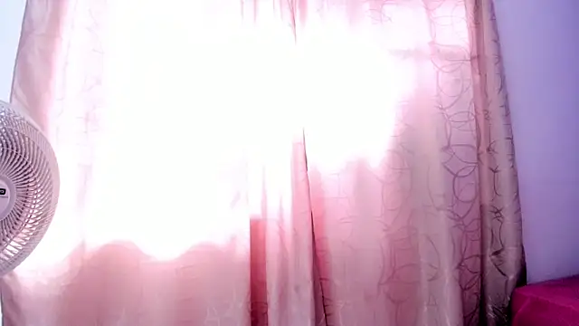 Snapshot of lolasweett_ chatting on November 22, 2025, 1:43 pm lolasweett online show from November 22, 2025, 1:43 pm