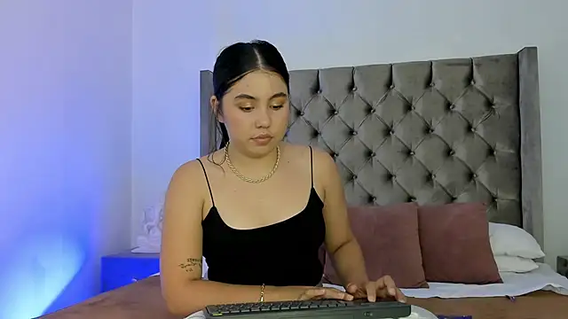 NikkiBotero online show from November 26, 2025, 5:35 pm