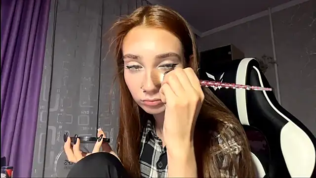 HollyPaw online show from November 15, 2025, 6:56 pm