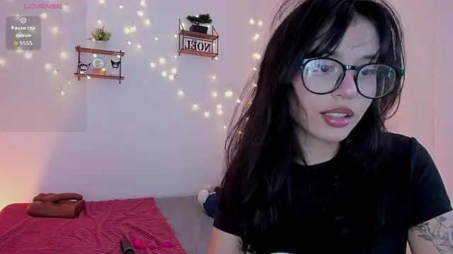 Tamara Aluna  online show from December 16, 2025, 4:33 pm