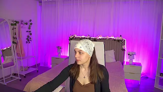 Snapshot of FrancescaCavaliere chatting on May 5, 2026, 6:49 am FrancescaCavaliere online show from May 5, 2026, 6:49 am