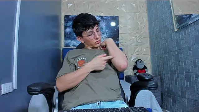 ElanGiraldo online show from June 21, 2026, 9:53 pm