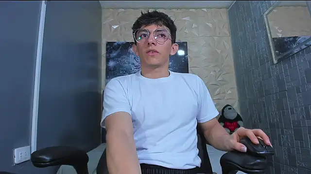 ElanGiraldo online show from June 16, 2026, 11:16 pm