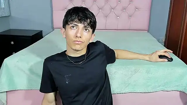 ElanGiraldo online show from January 11, 2026, 9:44 pm