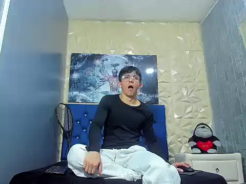 ElanGiraldo online show from February 24, 2026, 11:38 pm