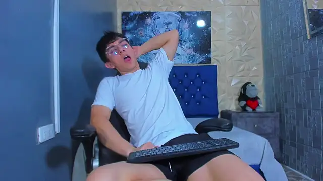 ElanGiraldo online show from July 3, 2026, 12:06 am