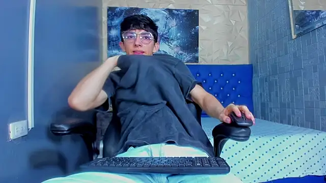 ElanGiraldo online show from July 11, 2026, 10:54 pm