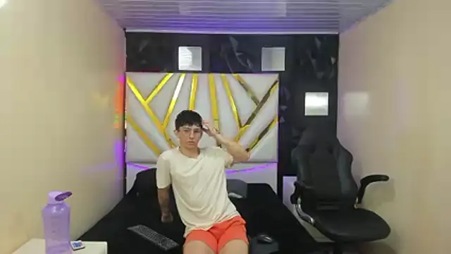 ElanGiraldo online show from February 20, 2026, 12:07 am