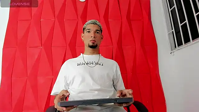 Snapshot of Carlitos_sexy chatting on November 12, 2025, 3:43 am Carlitos sexy online show from November 12, 2025, 3:43 am