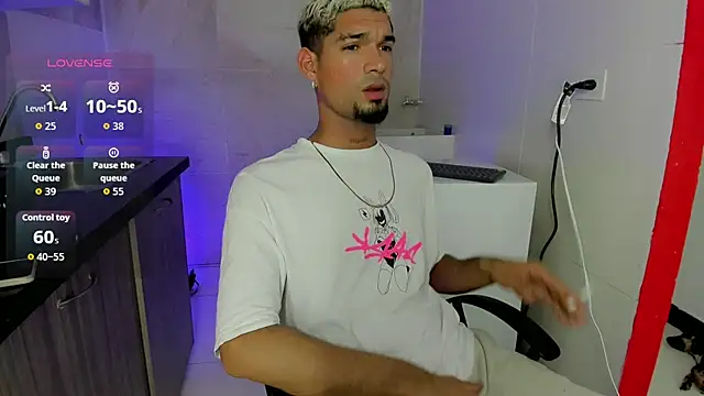 Snapshot of Carlitos_sexy chatting on November 16, 2025, 1:21 am Carlitos sexy online show from November 16, 2025, 1:21 am