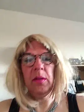 simone xdressing online show from April 29, 2026, 6:25 pm