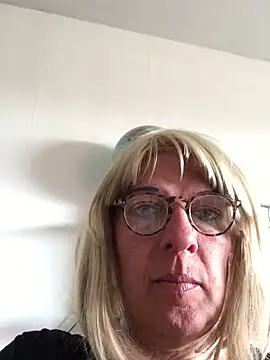 simone xdressing online show from April 26, 2026, 2:14 pm
