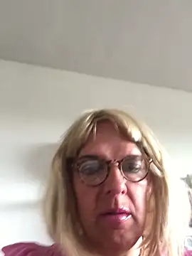Snapshot of simone_xdressing chatting on June 7, 2026, 2:44 pm simone xdressing online show from June 7, 2026, 2:44 pm