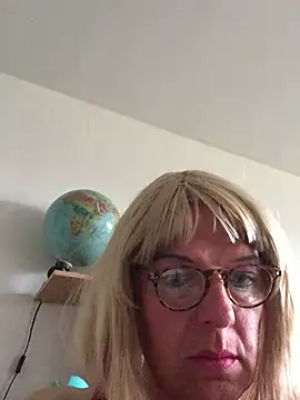 simone xdressing online show from May 3, 2026, 3:59 pm