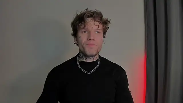 Snapshot of Huntall77 chatting on November 18, 2025, 4:10 pm Huntall77 online show from November 18, 2025, 4:10 pm