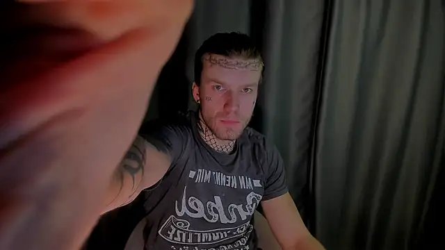 Snapshot of Huntall77 chatting on November 30, 2025, 1:12 pm Huntall77 online show from November 30, 2025, 1:12 pm