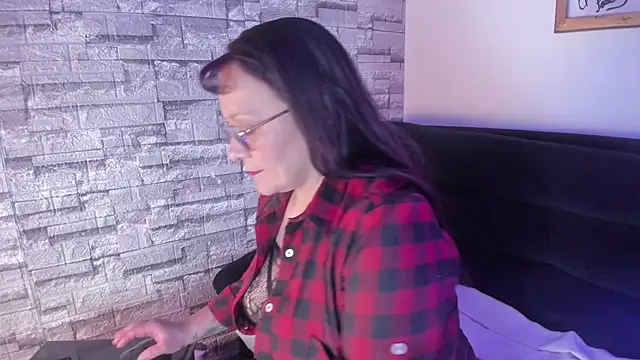 Madame lucy  online show from November 28, 2025, 3:17 am