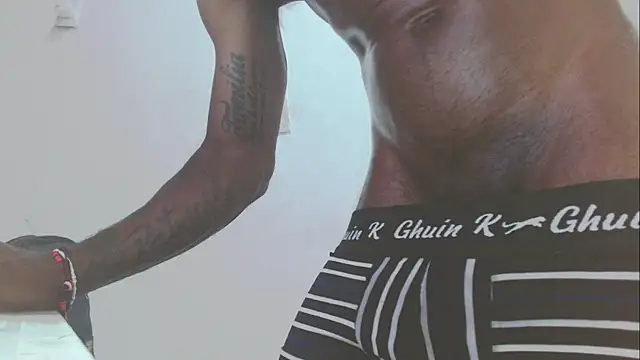 antonela-cris online show from November 15, 2025, 2:37 am