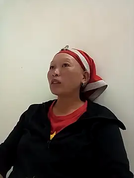 girl-hot2x online show from November 26, 2025, 1:11 pm