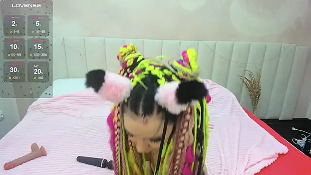 Lina Moony online show from December 19, 2025, 2:26 am