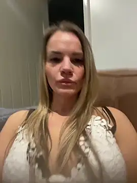 Cutebrowneyes  online show from December 19, 2025, 11:18 pm