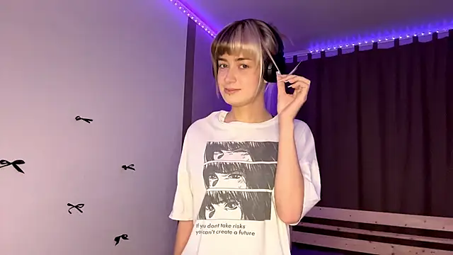 EmilySkyline online show from November 24, 2025, 1:11 pm