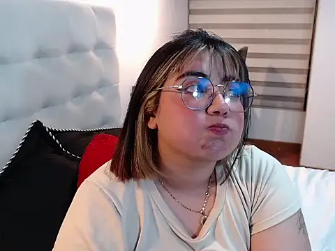 Snapshot of YiniBelle chatting on December 23, 2025, 12:54 am YiniBelle online show from December 23, 2025, 12:54 am