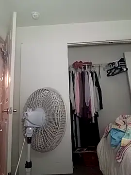 Gummiebear1230 online show from December 4, 2025, 5:17 am