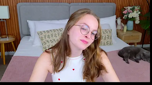 Snapshot of MadisonSmitt chatting on November 18, 2025, 5:11 am MadisonSmitt online show from November 18, 2025, 5:11 am