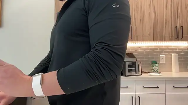 Snapshot of TheTonedPersian chatting on November 12, 2025, 11:25 am TheTonedPersian online show from November 12, 2025, 11:25 am