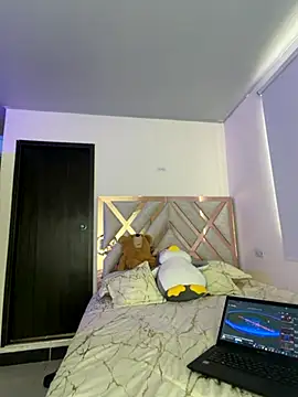 Snapshot of Issy_moon chatting on November 14, 2025, 9:18 pm Issy moon online show from November 14, 2025, 9:18 pm