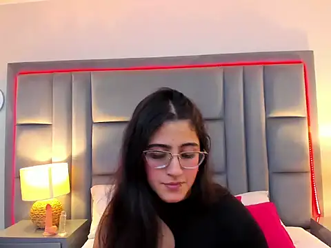 LuisaFranco online show from November 29, 2025, 3:50 am