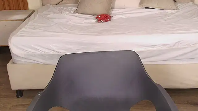 Snapshot of Laracooper_ chatting on March 4, 2026, 7:43 pm Laracooper online show from March 4, 2026, 7:43 pm