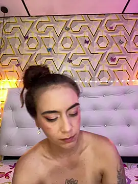 MelanyyJhonson15 online show from April 5, 2026, 2:40 am