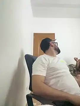 julianlondo111 online show from March 7, 2026, 7:15 am