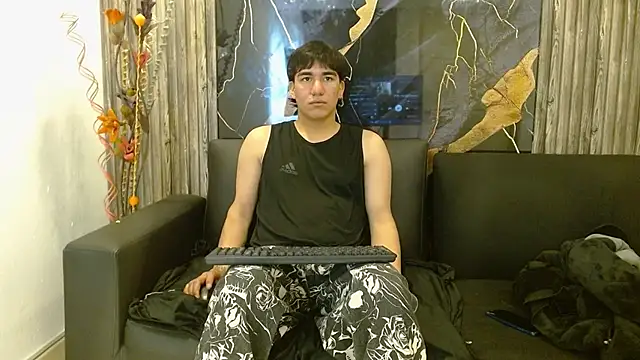 Snapshot of Tommy160920 chatting on November 14, 2025, 1:37 pm Tommy160920 online show from November 14, 2025, 1:37 pm