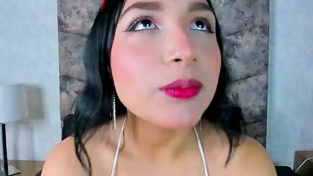 Lianna Smith  online show from December 4, 2025, 2:05 pm