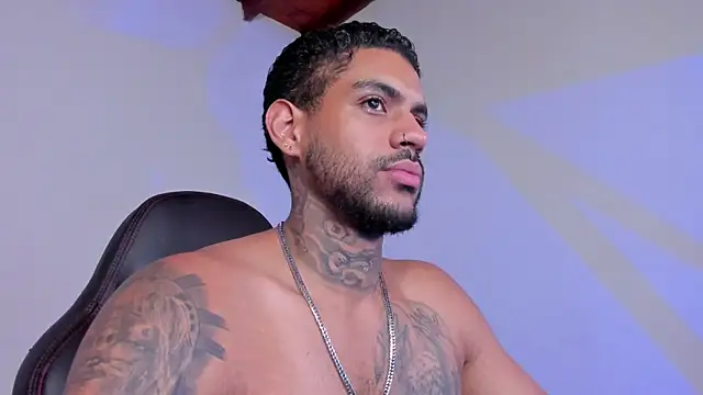 LuigiVitale 1 online show from November 23, 2025, 1:04 am