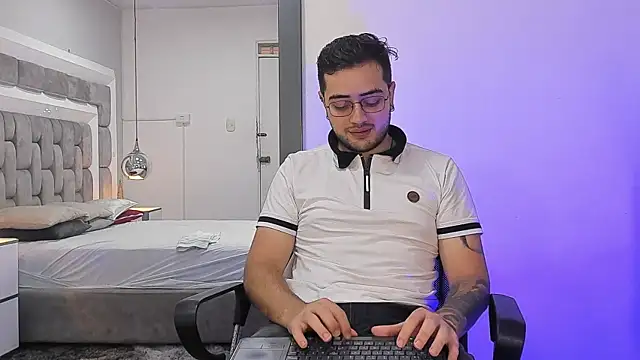 Ethan Greys online show from December 21, 2025, 1:24 pm