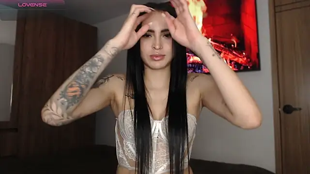 Snapshot of Linda__fiore chatting on April 26, 2026, 4:54 am Linda fiore online show from April 26, 2026, 4:54 am