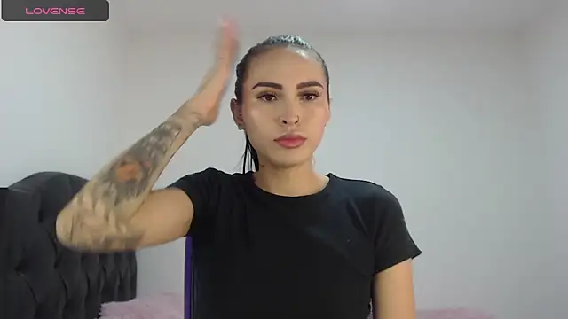 Linda  fiore online show from December 16, 2025, 10:47 pm