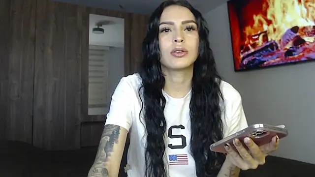 Snapshot of Linda__fiore chatting on April 24, 2026, 3:41 am Linda fiore online show from April 24, 2026, 3:41 am
