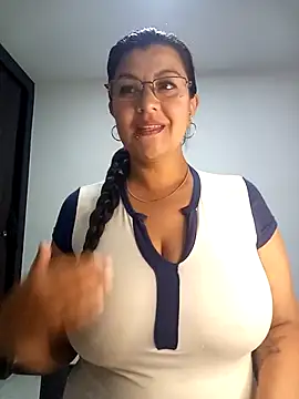 CelesteAlvarez1989 online show from May 6, 2026, 5:00 am