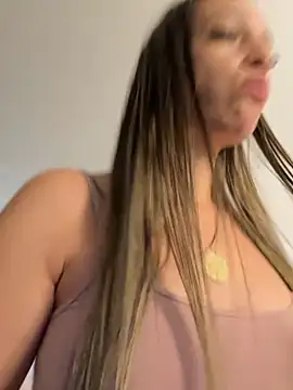 Snapshot of BelleRune chatting on September 22, 2025, 10:54 am BelleRune online show from September 22, 2025, 10:54 am