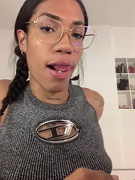 Snapshot of _Larabbitxx chatting on April 23, 2026, 5:25 pm Larabbitxx online show from April 23, 2026, 5:25 pm