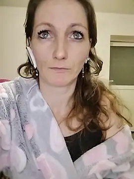 CrazyMaya39 online show from April 17, 2026, 10:01 pm