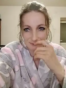 CrazyMaya39 online show from April 18, 2026, 9:48 pm