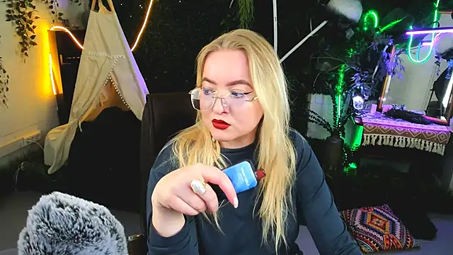 Snapshot of EllaPower chatting on November 18, 2025, 3:15 pm EllaPower online show from November 18, 2025, 3:15 pm