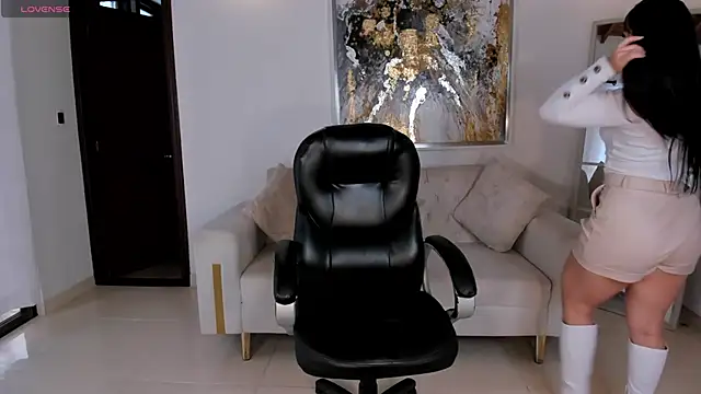 ZaraKafruni online show from April 11, 2026, 8:23 pm